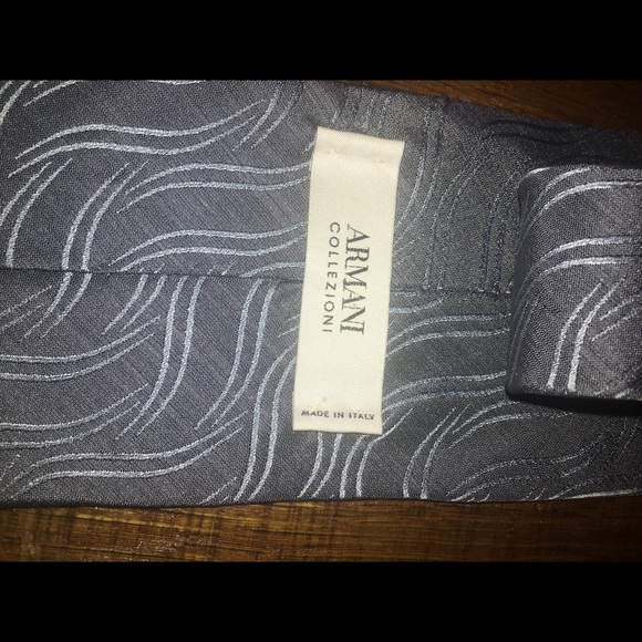 SOLD!!Armani Collezioni 100% silk tie. Grey - Picture 4 of 4